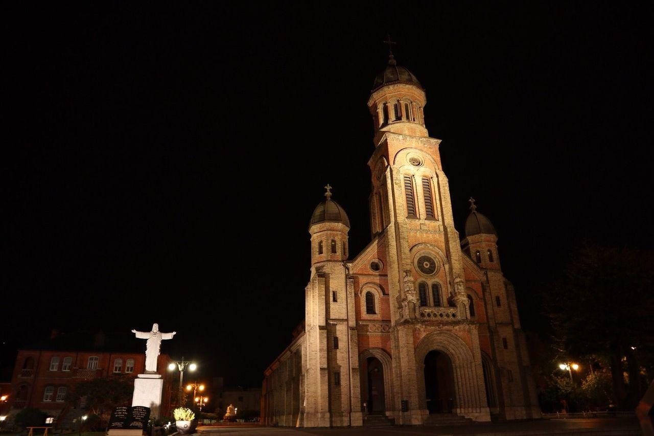 夜晚灯光照亮下的全州殿洞圣堂，富有历史感且庄严，呈现出完全不同于白天的视觉享受。